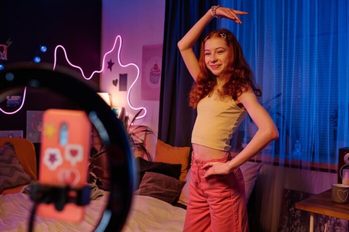 Dziewczynka nagrywający film na Tik Toka