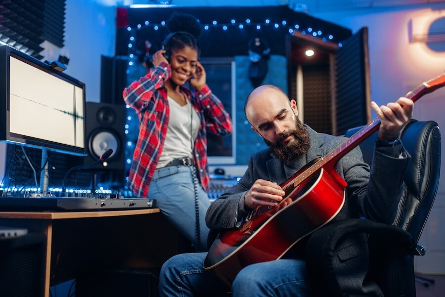 Kobieta i mężczyzna podczas wykonywania utworu muzycznego